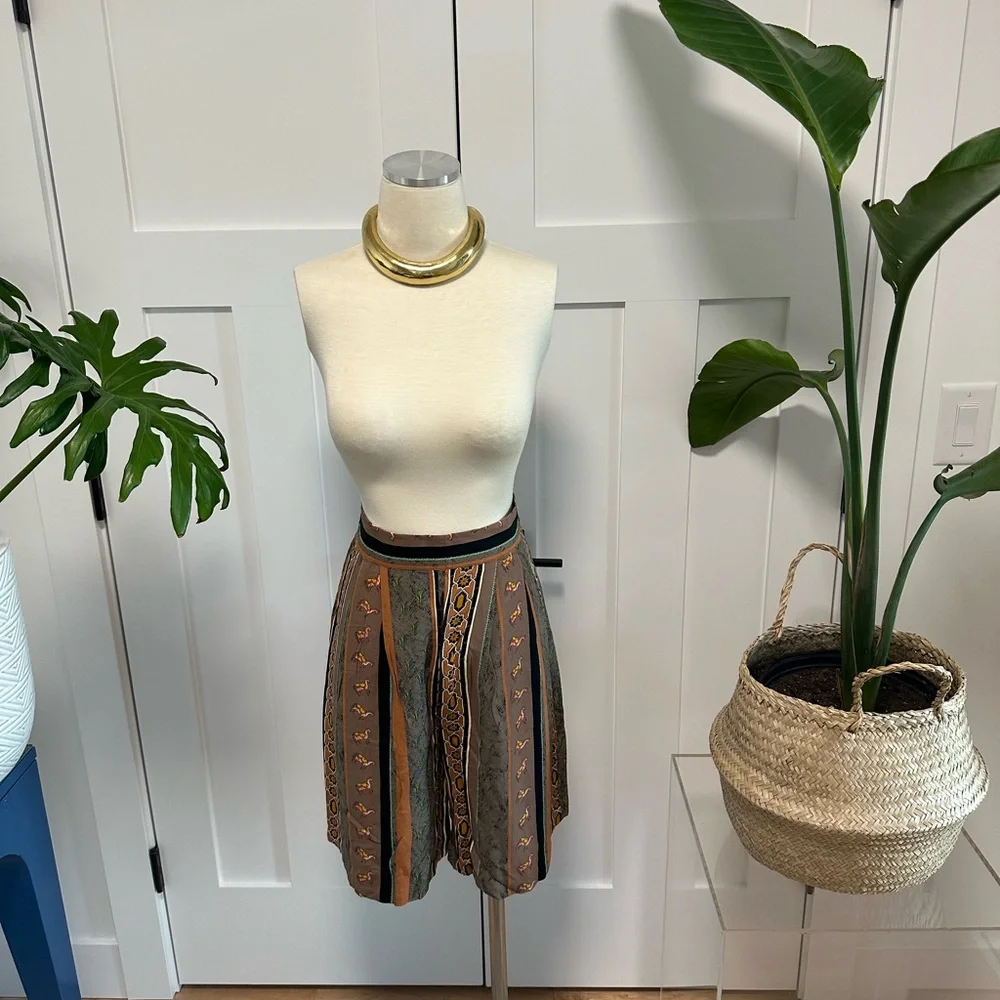 Chic Vintage Striped Midi Short - this length is all the rage!
